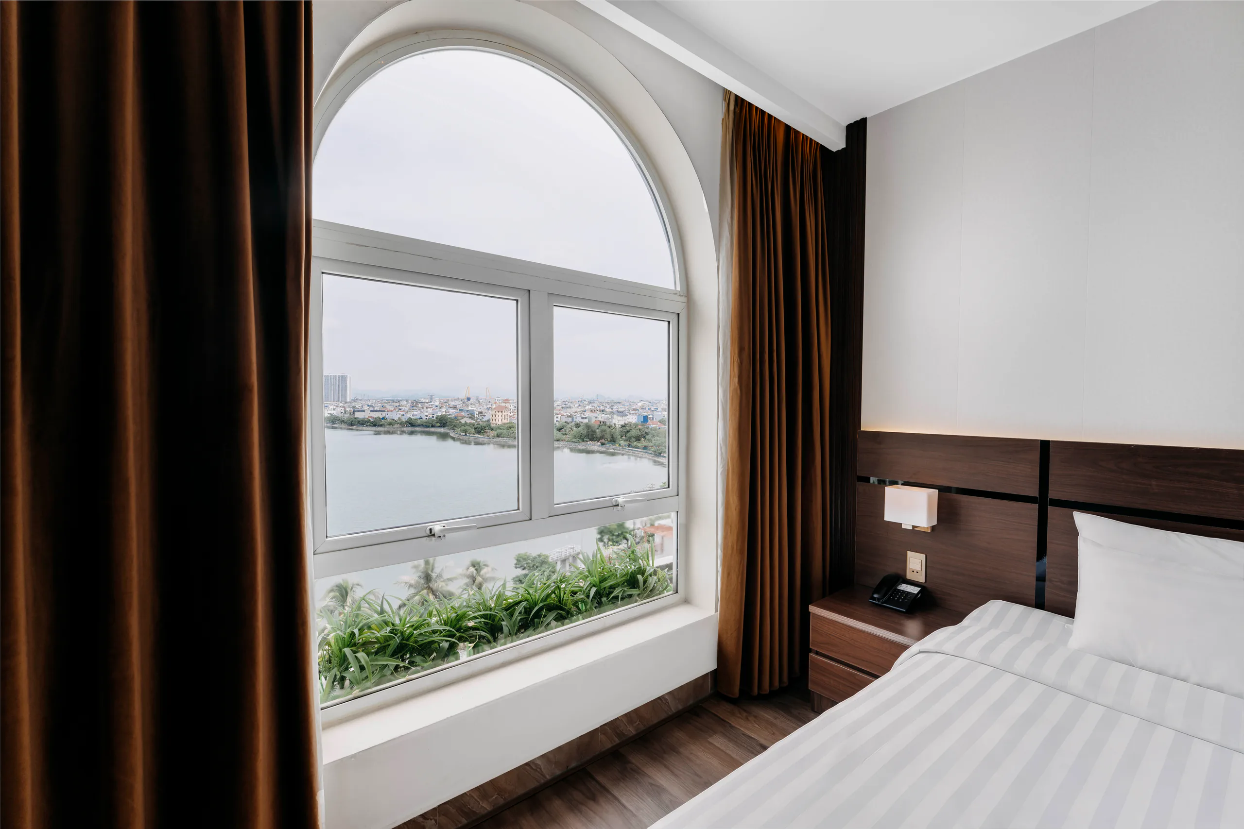 Arched window overlooking the lake in a 3MG Lakeside Deluxe room