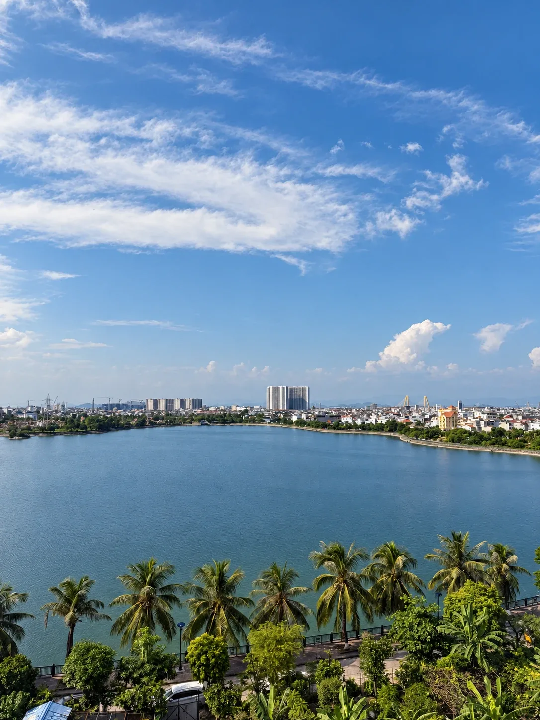 Mặt hồ và hàng cây nhìn từ 3MG Lakeside Hotel